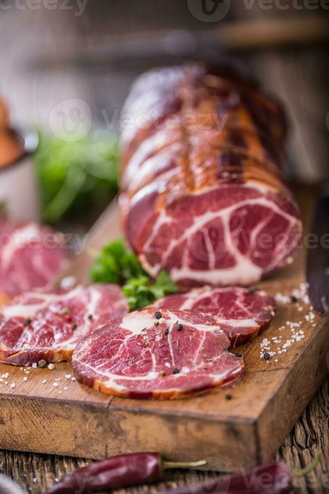 porc viande.porc hacher fumé. traditionnel fumé Viande sur chêne en bois table dans autre postes photo