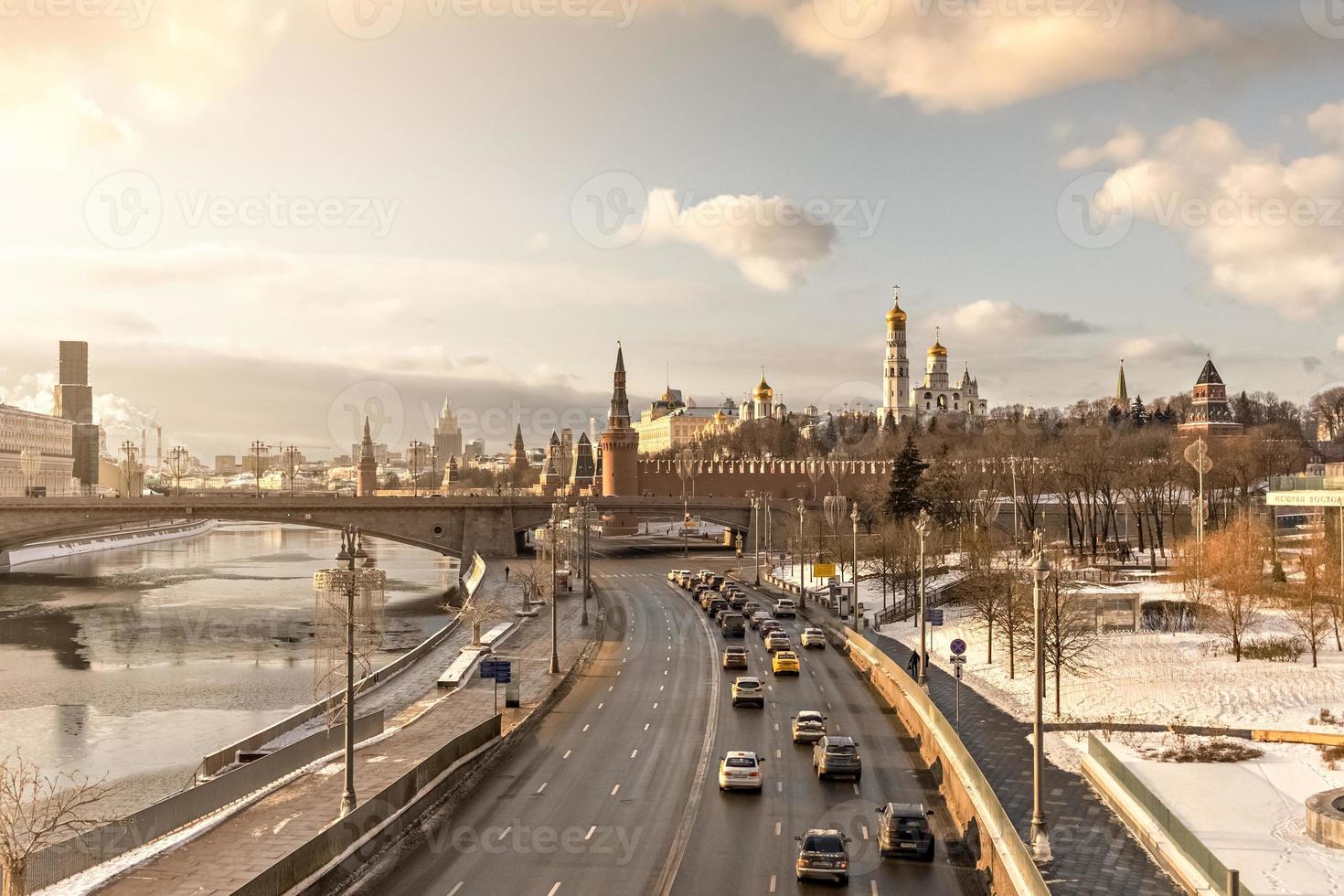 vue sur la ville de la rivière moskva et du kremlin en hiver photo