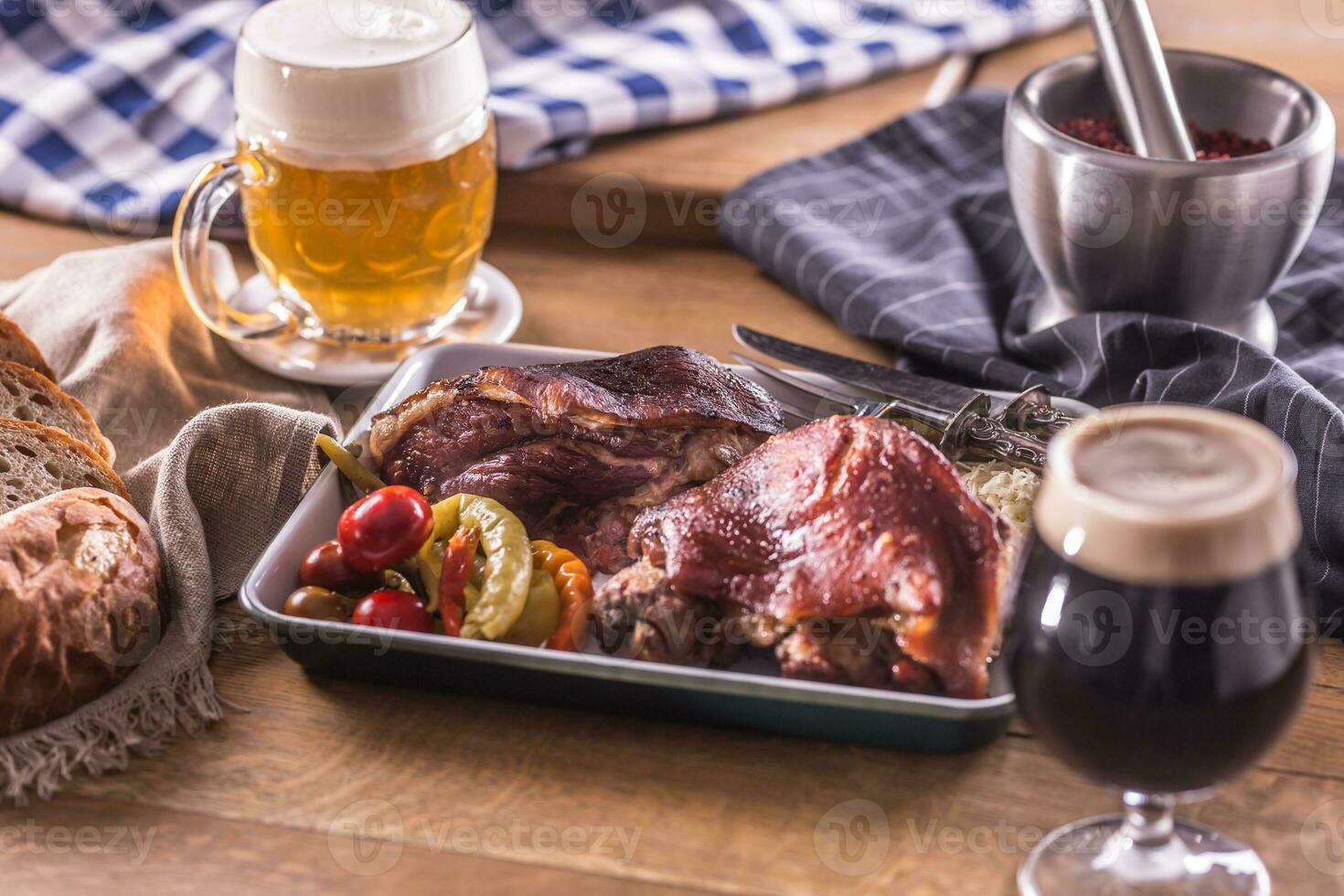bavarois le genou traditionnel allemand tchèque slovaque et autrichien délicieux aliments. fumé rôti porc Viande avec Brouillon Bière photo