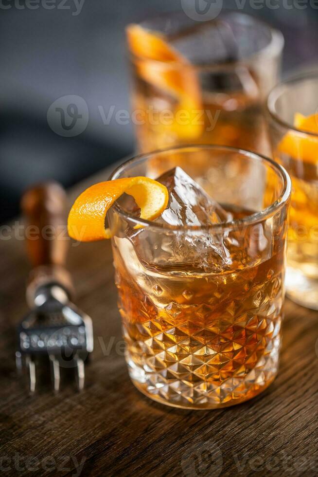 vieux façonné Rhum cocktail sur la glace avec Orange zeste garnir photo