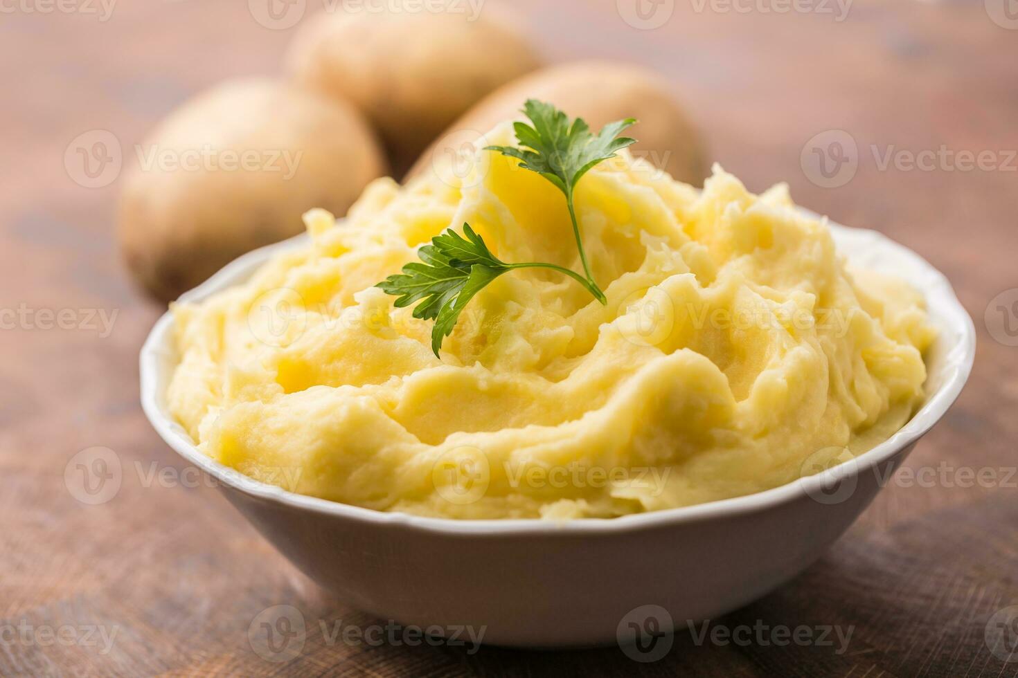 en purée patates dans bol décoré avec persil herbes photo