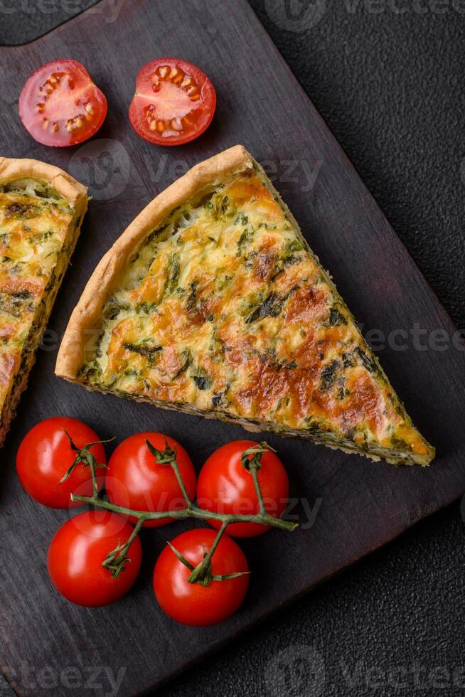 délicieux Frais Quiche avec brocoli, fromage, épices et herbes Couper dans pièces photo