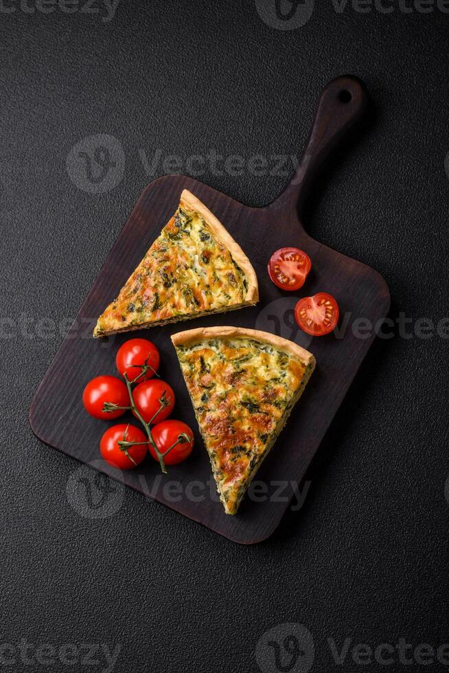 délicieux Frais Quiche avec brocoli, fromage, épices et herbes Couper dans pièces photo