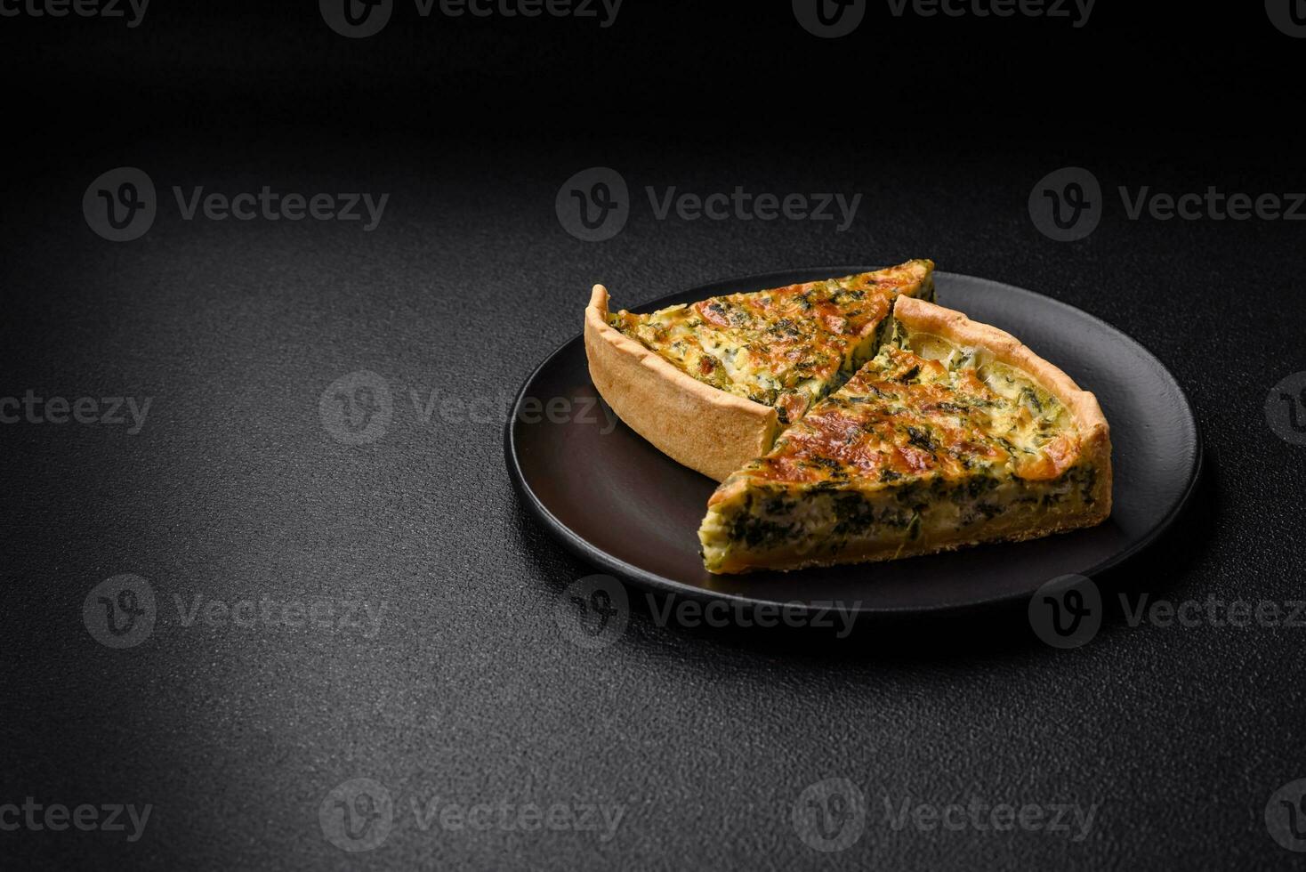 délicieux Frais Quiche avec brocoli, fromage, épices et herbes Couper dans pièces photo