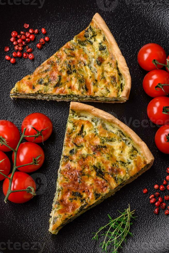 délicieux Frais Quiche avec brocoli, fromage, épices et herbes Couper dans pièces photo