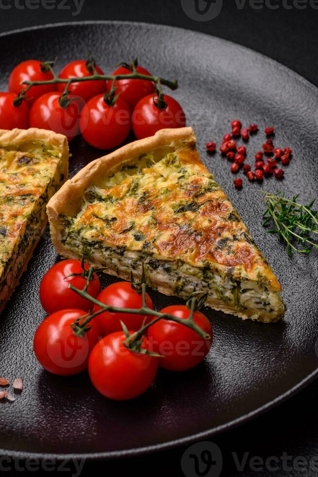 délicieux Frais Quiche avec brocoli, fromage, épices et herbes Couper dans pièces photo