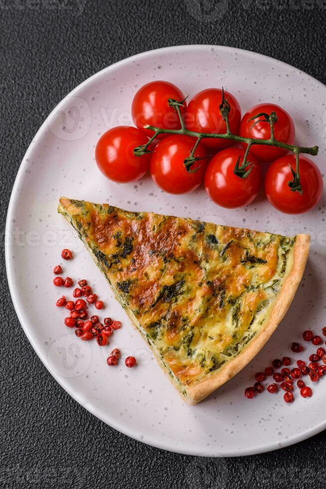 délicieux Frais Quiche avec brocoli, fromage, épices et herbes Couper dans pièces photo