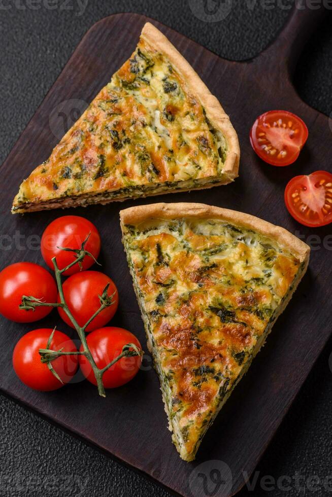 délicieux Frais Quiche avec brocoli, fromage, épices et herbes Couper dans pièces photo