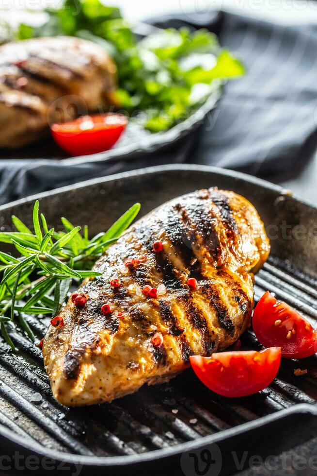 poulet Sein grillé avec épices peper sel tomates et Romarin photo