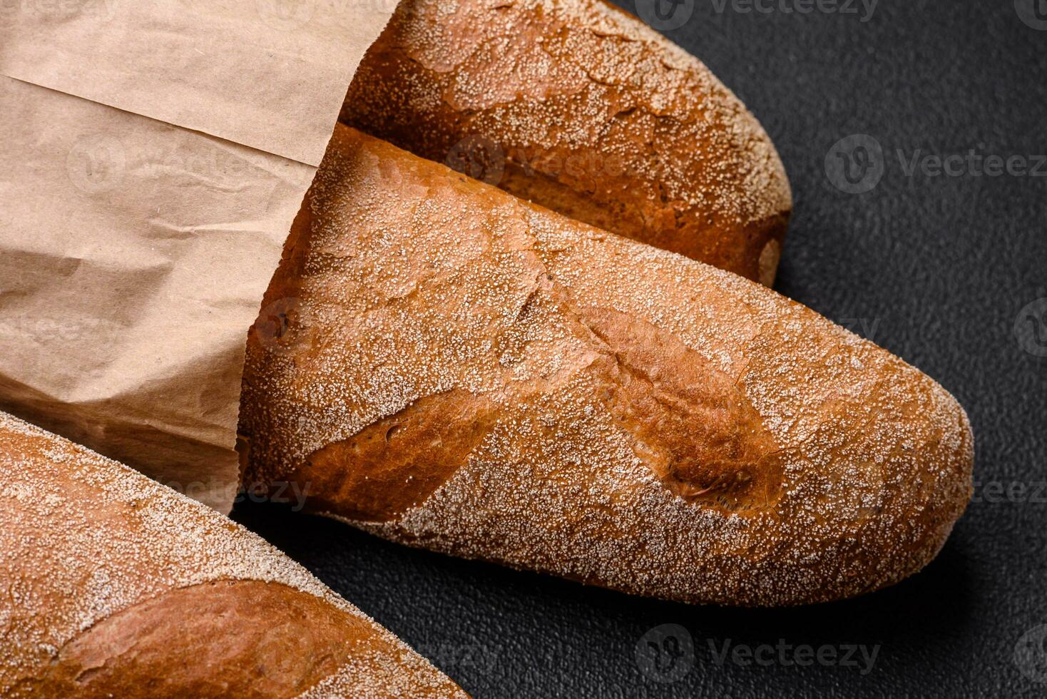 français baguette pain sur une foncé texturé béton Contexte photo