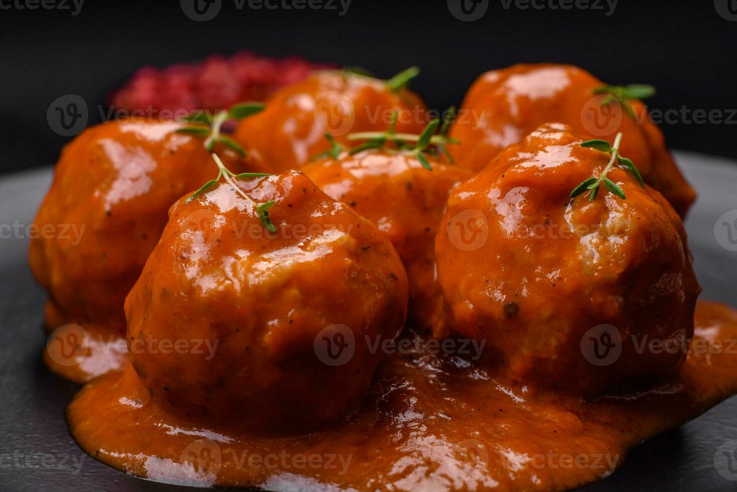 délicieux Frais Boulettes de viande dans tomate sauce avec sel, épices et herbes photo