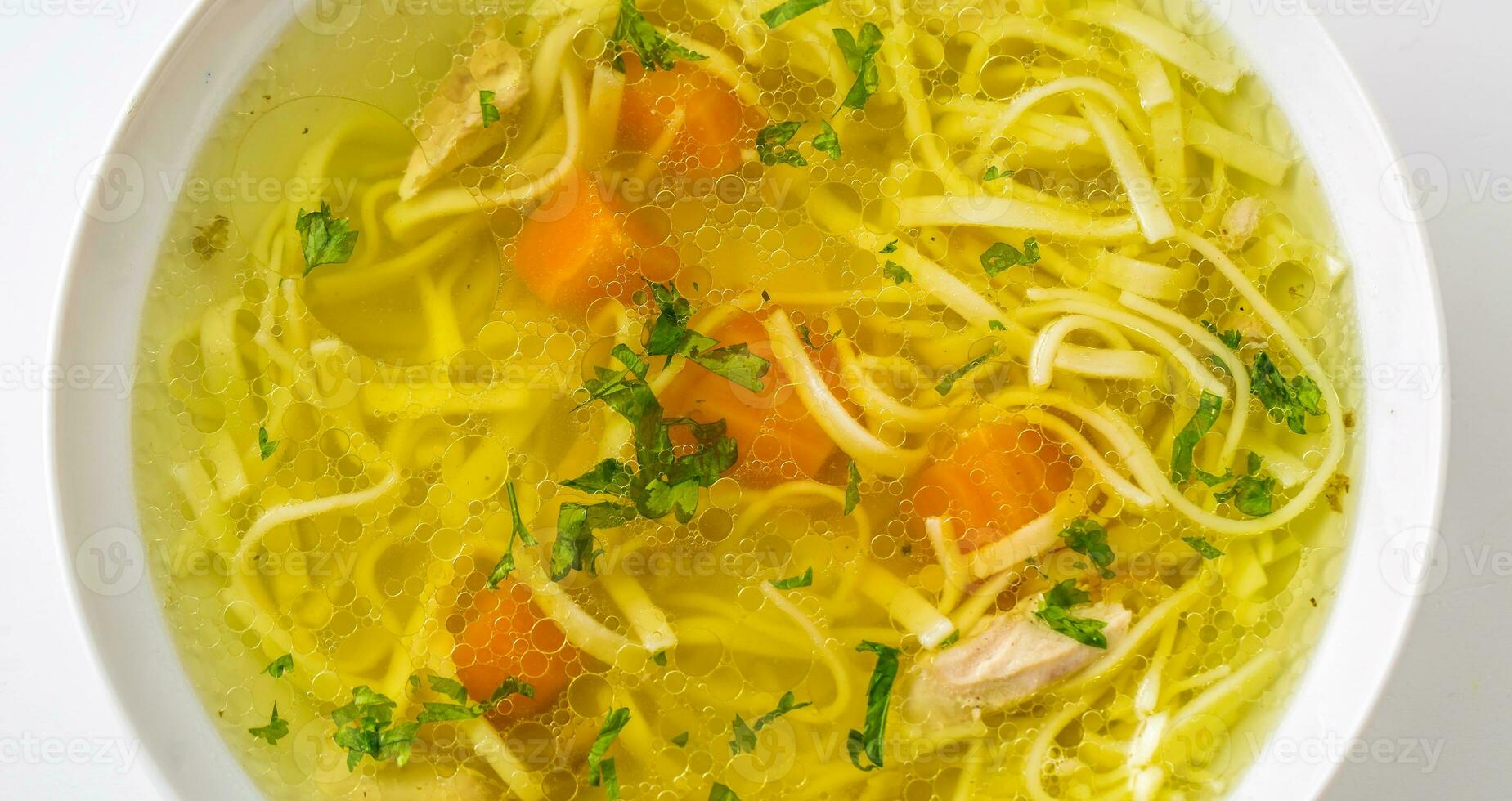 poulet ou du boeuf soupe avec nouilles carotte et persil herbe photo