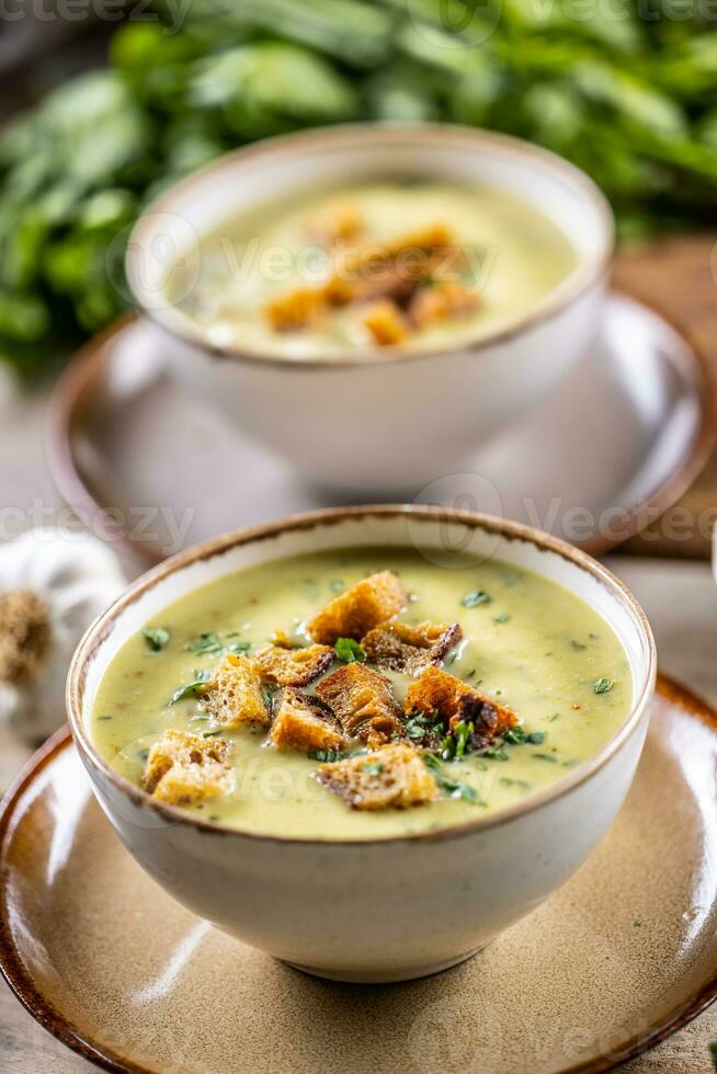 Ail crème soupe avec pain Croûtons et parfumé avec rattrapé céleri feuilles photo