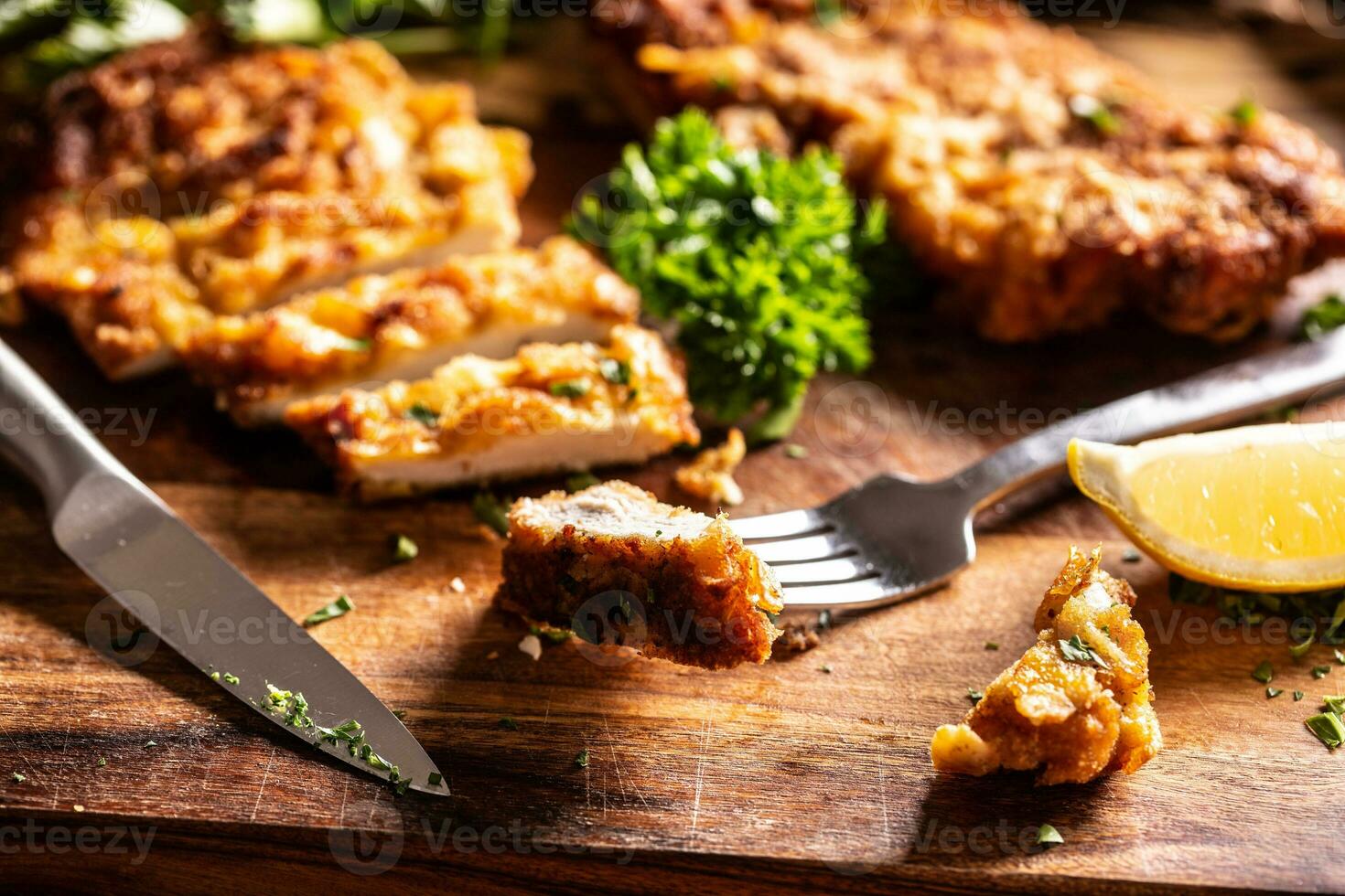 viennois poulet steak sur une fourchette. traditionnel autrichien et allemand plat de poulet Viande et chapelure photo