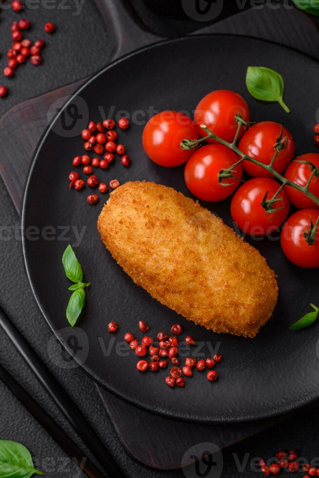 délicieux cuit Patate escalope farci avec poulet et légumes, épices et sel photo