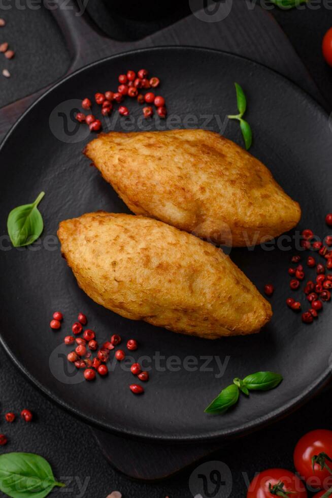 délicieux cuit Patate escalope farci avec poulet et légumes, épices et sel photo