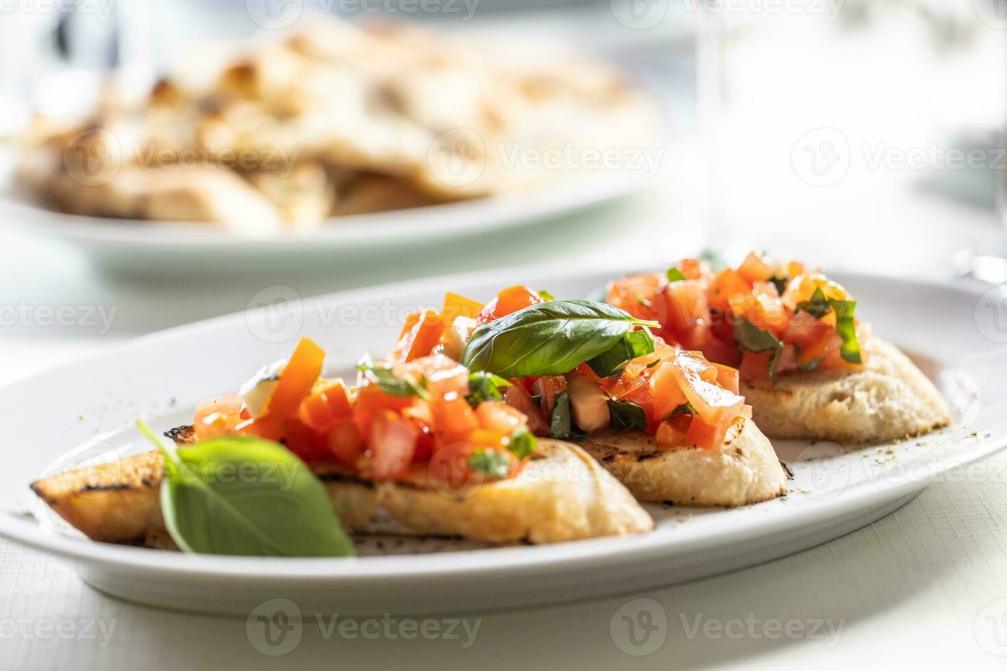 Bruschetta avec tomates et basilic servi sur une croquant pain photo