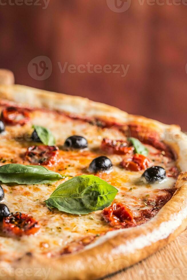 Pizza. savoureux Frais italien Pizza servi sur vieux en bois table photo