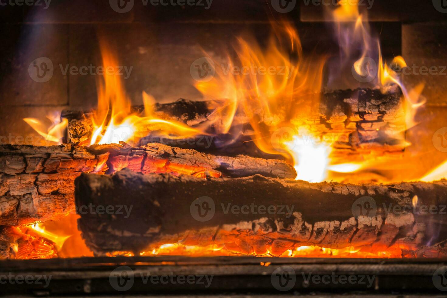 le cheminée avec le flamboyant bois dans le Accueil intérieur 27488829  Photo de stock chez Vecteezy