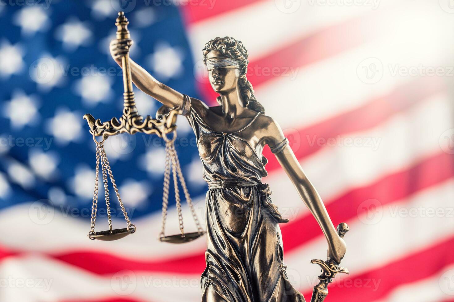 Dame Justice et américain drapeau. symbole de loi et Justice avec Etats-Unis drapeau photo