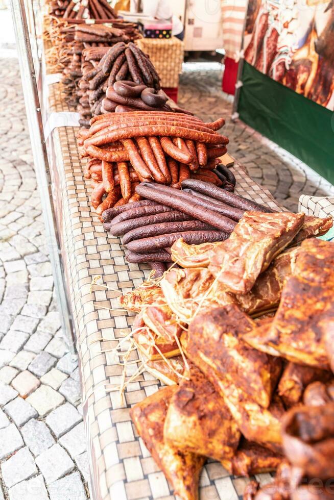 pain sélection de guéri viandes, Bacon et saucisses pour vente sur une rue marché. photo