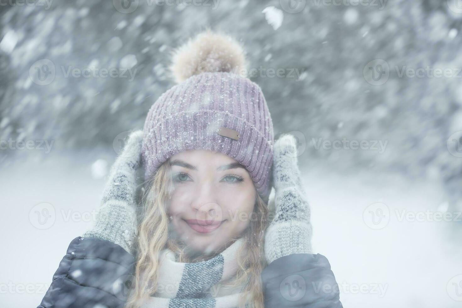 Une Fille En Vêtements D'hiver à La Mode Se Dresse Sur Fond De Paysage  Hivernal Avec De La Neige Photo stock - Image du fille, indien: 240921790
