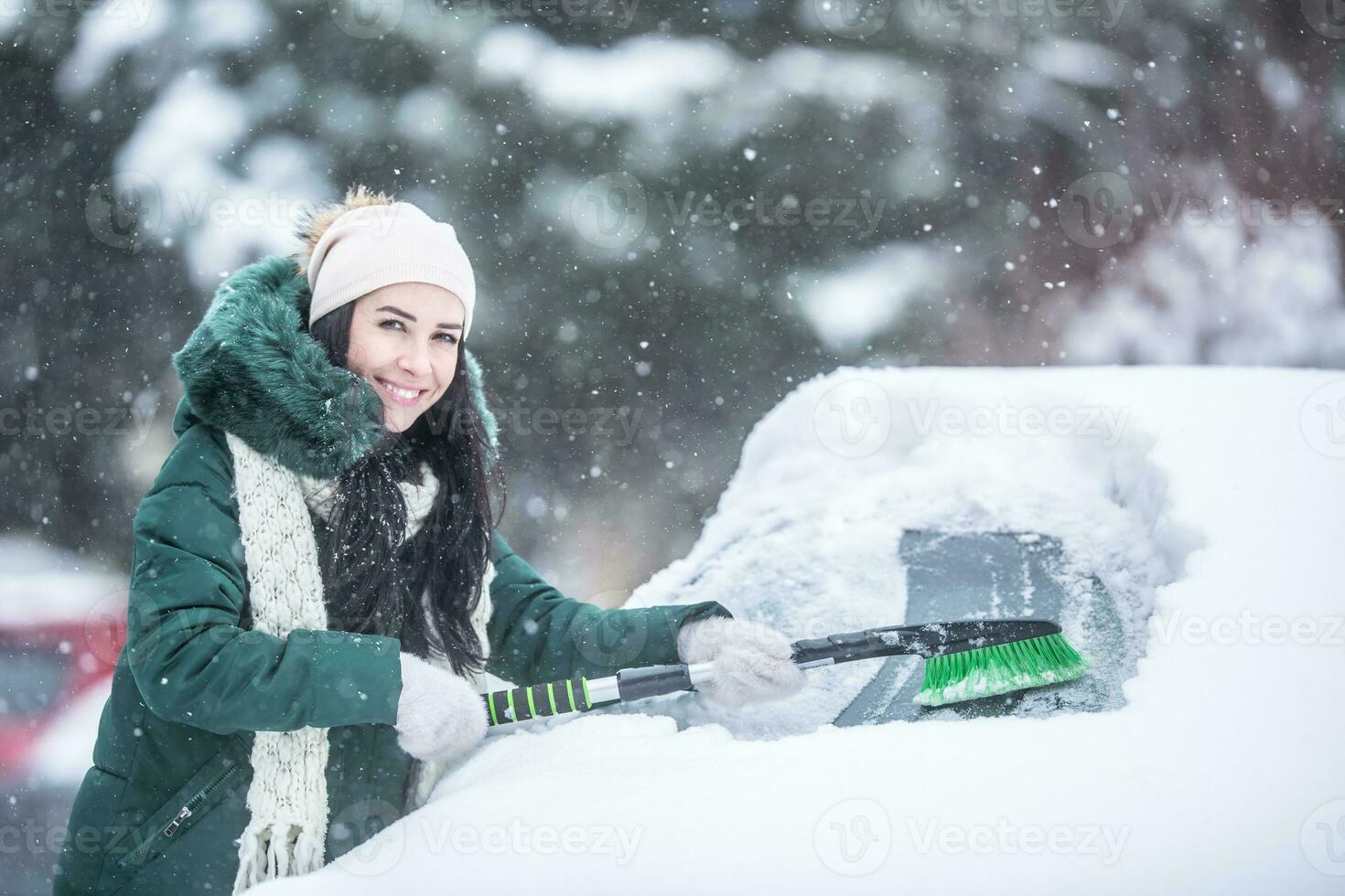 voiture brosse-grattoir pour nettoyage le voiture de neige et la glace  21033154 Photo de stock chez Vecteezy