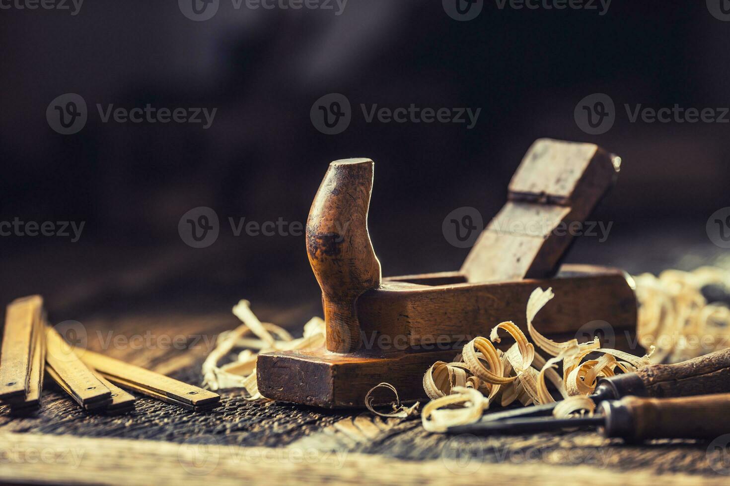 vieux raboteuse et autre ancien Charpentier outils dans une charpenterie atelier photo