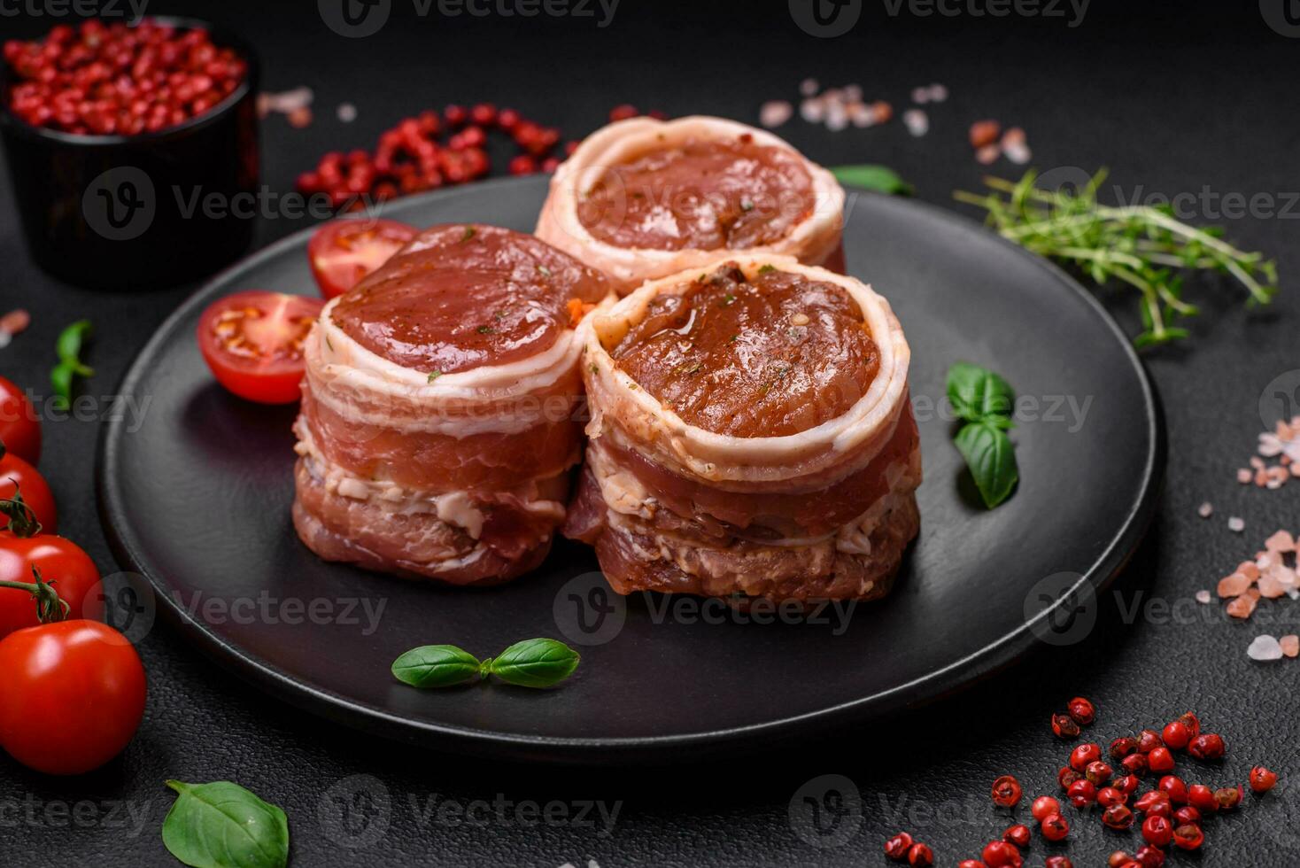 délicieux brut Frais porc ou poulet Viande Rouleaux enveloppé dans Bacon photo