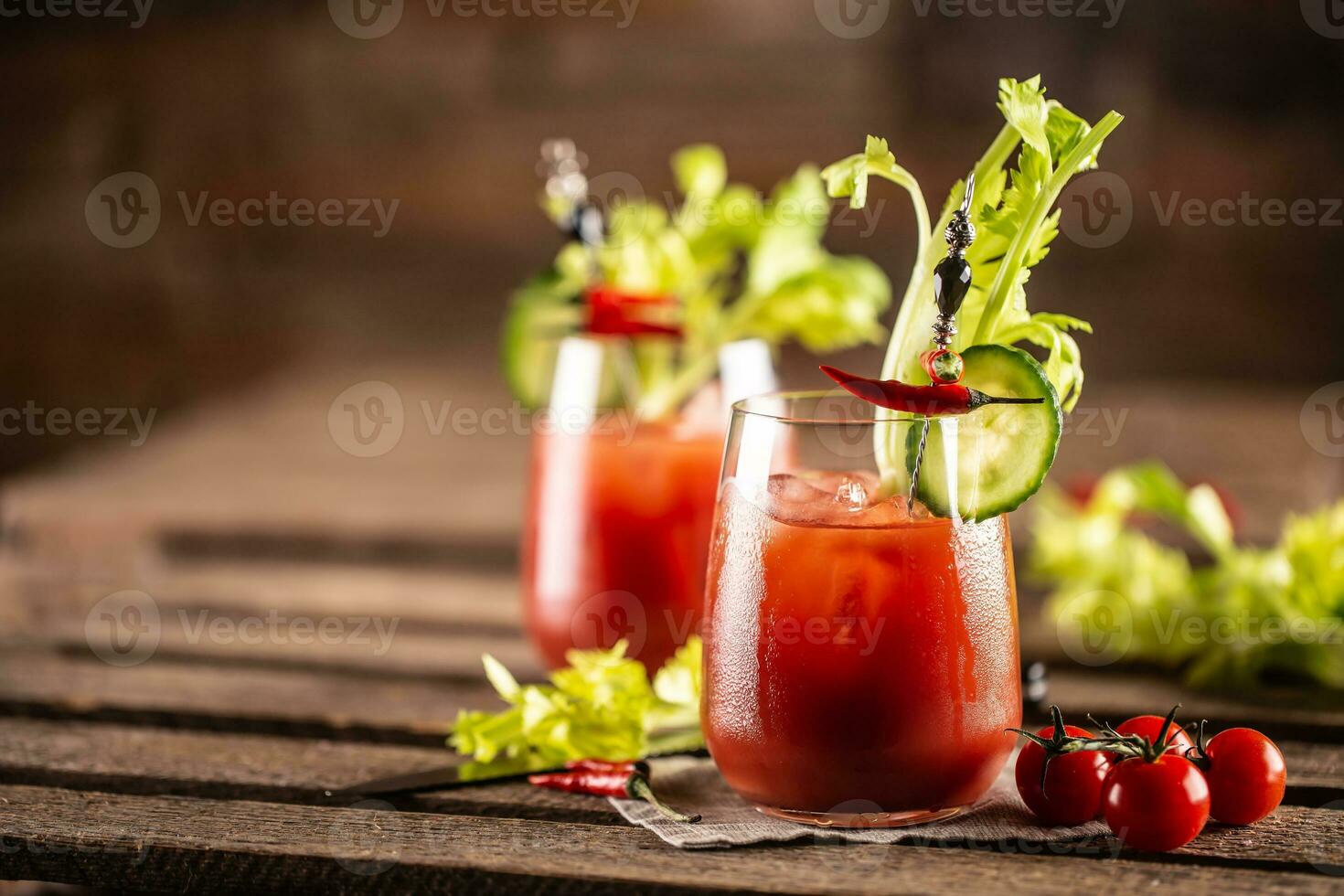 sanglant ou vierge Marie cocktail servi dans une tasse avec céleri des bâtons et Cerise tomates photo