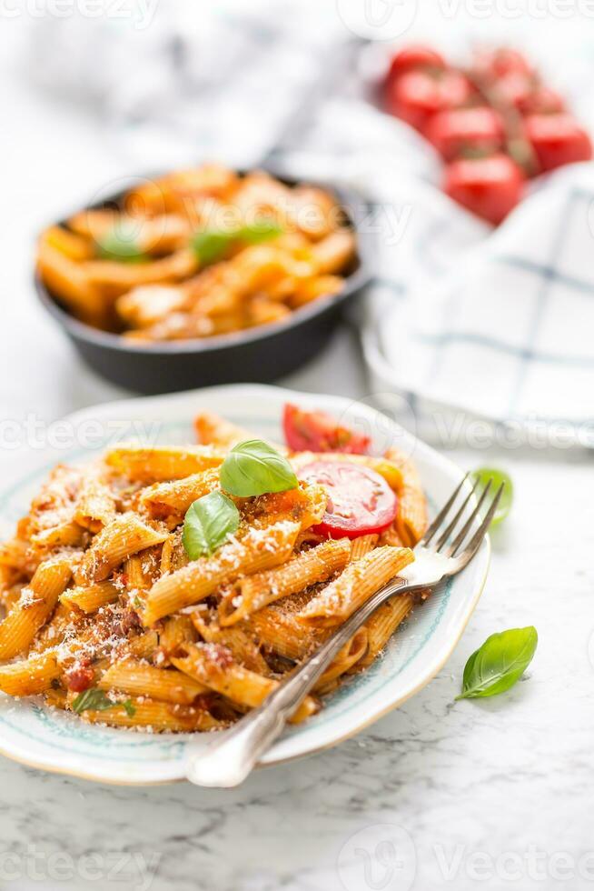 Pâtes italiennes fraîchement lavées dans une passoire dans la cuisine  2248185 Photo de stock chez Vecteezy