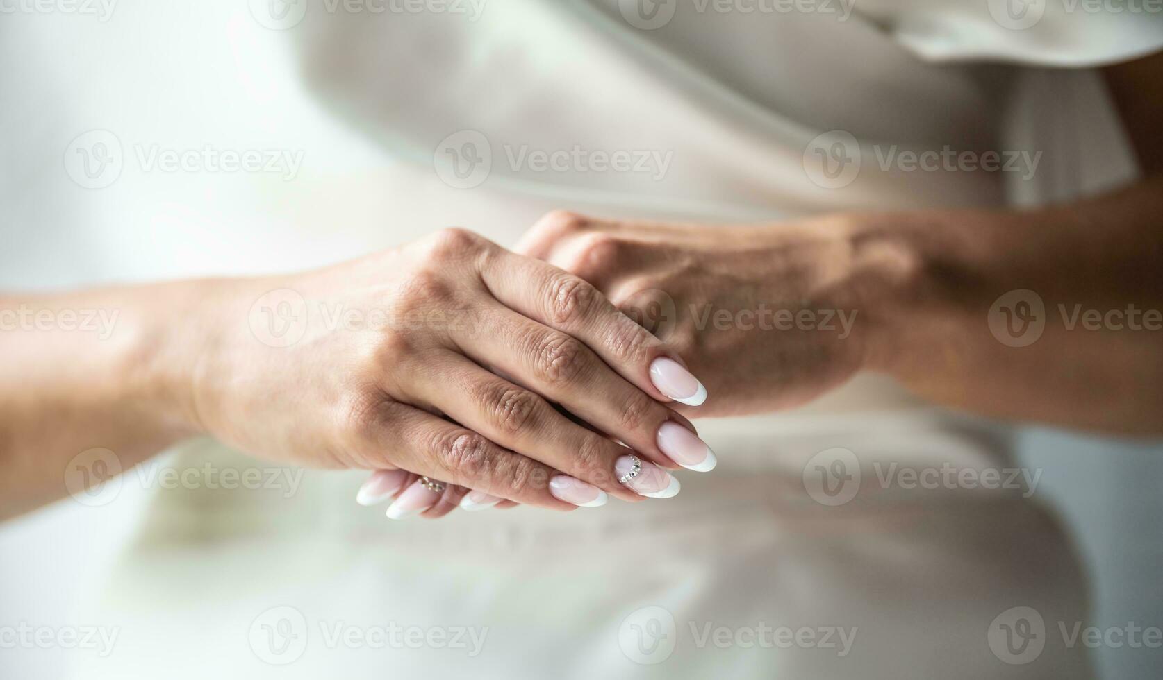 détail de la mariée avec parfait les ongles manucure terminé est prêt pour sa mariage journée photo