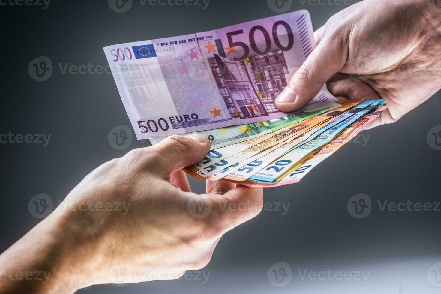 Masculin mains en portant euro billets de banque et le autre main à recevoir une pot-de-vin photo