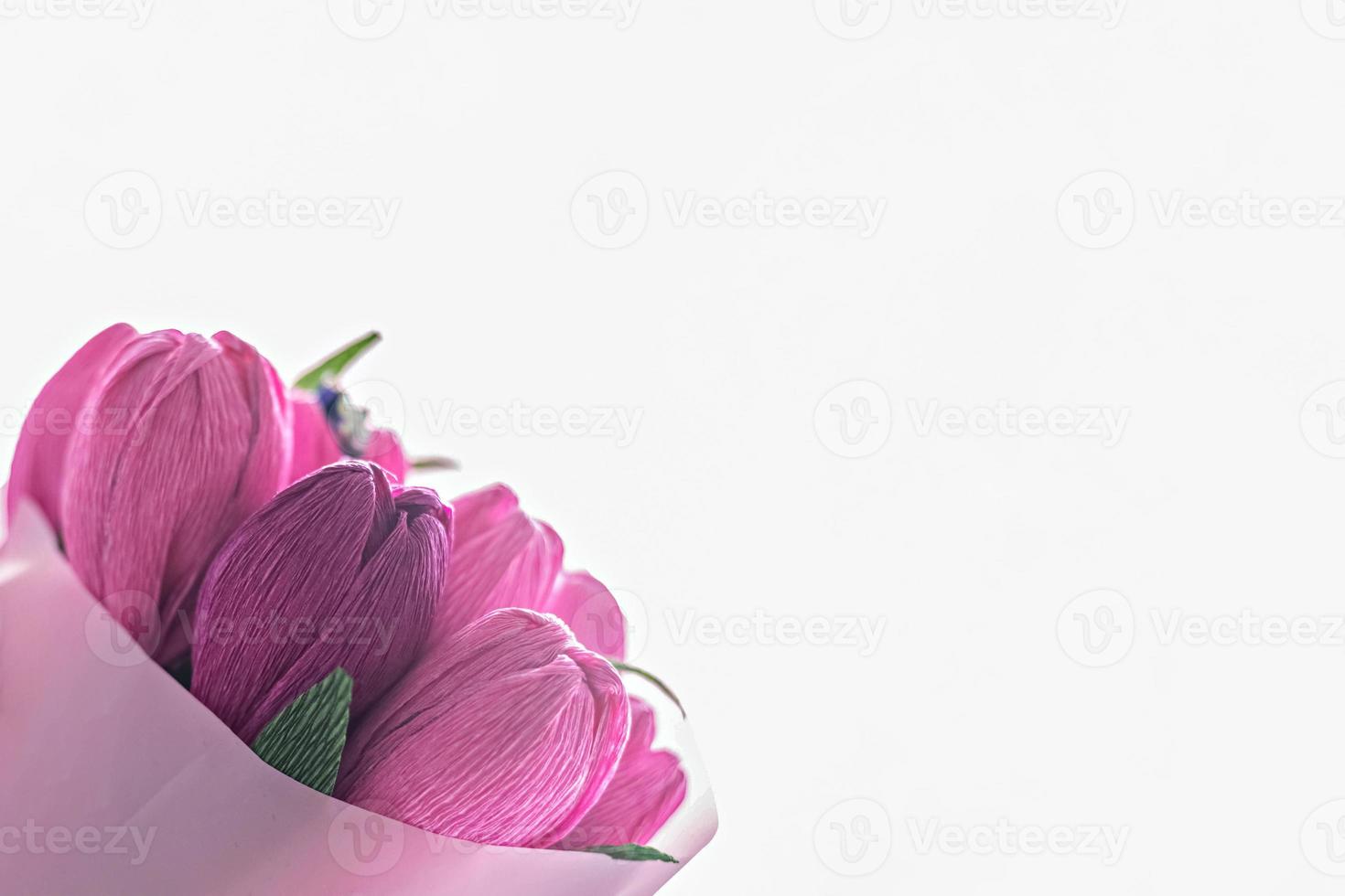 un bouquet de fleurs en papier ondulé coloré en forme de tulipes photo