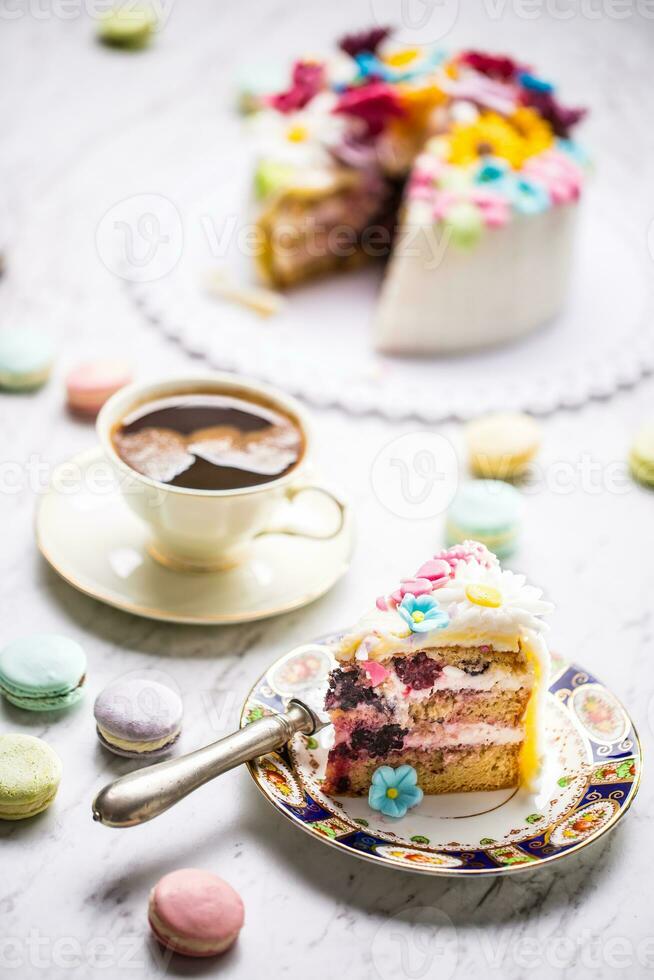 gâteau de Massepain fleurs macarons et noir café. photo