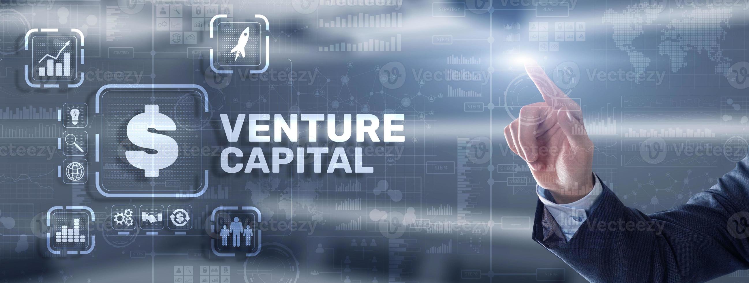 capital-risque. capitaux des investisseurs. homme d'affaires appuyant sur l'inscription de l'écran virtuel photo