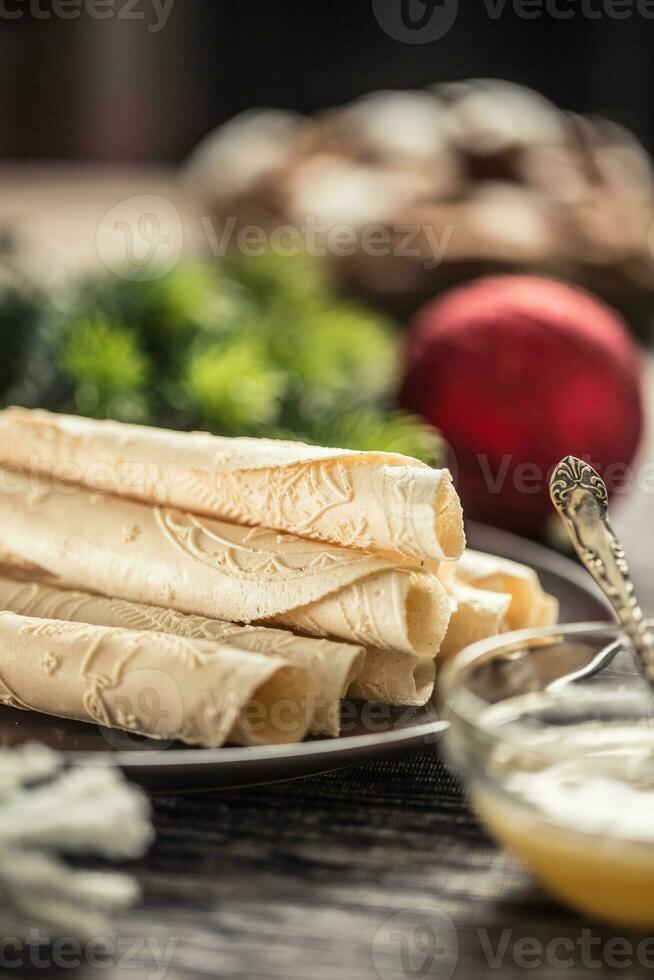 gaufrettes roulé avec Miel. traditionnel slovaque et tchèque Noël Pâtisserie - Oblatky photo