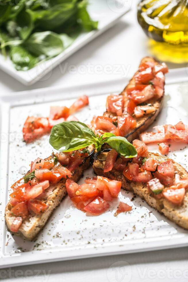 savoureux italien apéritif Bruschetta sur assiette avec olive pétrole photo