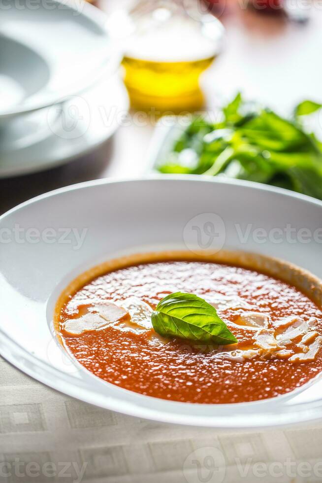 tomate soupe traditionnel méditerranéen repas avec Parmesan et basilic photo