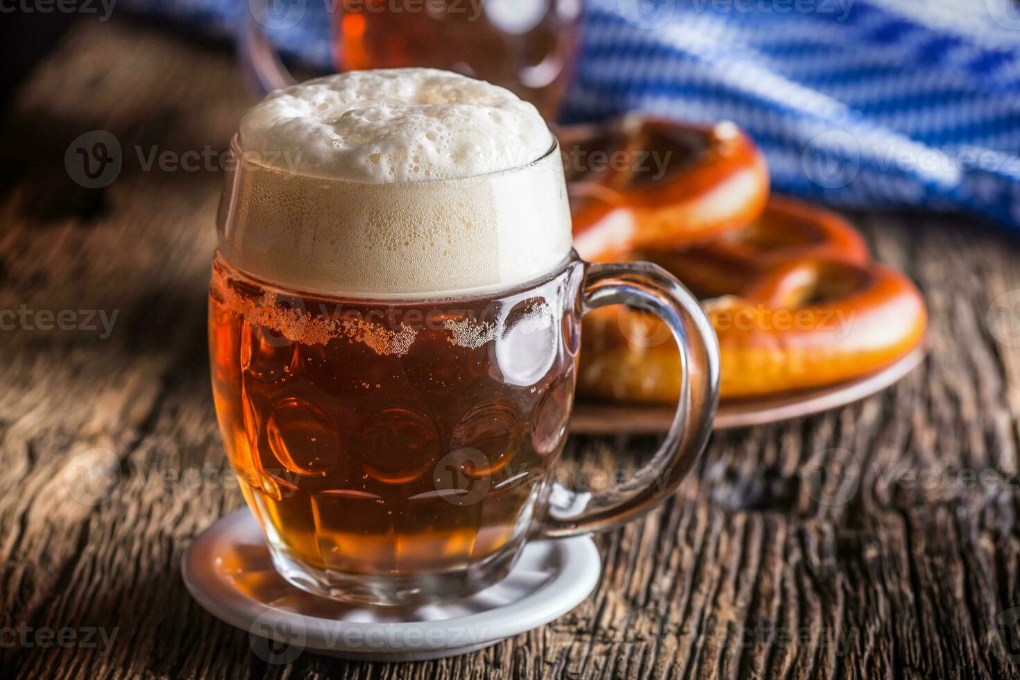 Bière et fête de la bière. Brouillon Bière bretzel et bleu à carreaux nappe de table comme traditionnel des produits pour bavarois Festival oktoberfest photo