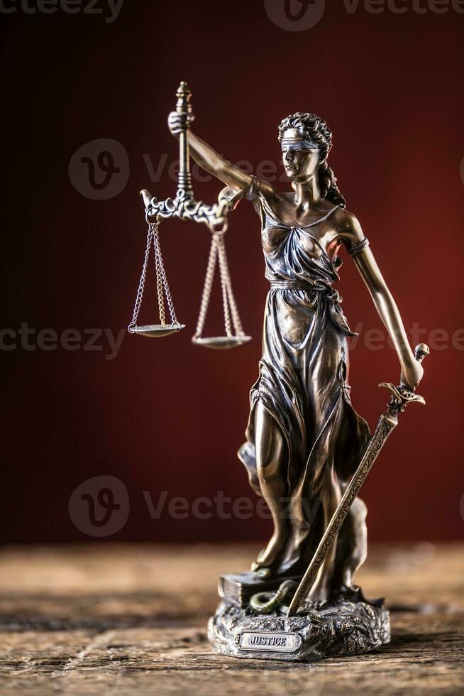 Dame Justicia en portant épée et échelle bronze figurine sur en bois table photo