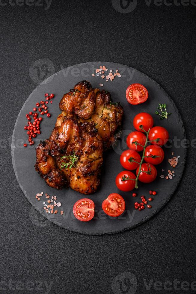 délicieux cuit poulet Viande avec sel, épices et herbes photo