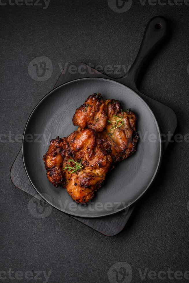 délicieux cuit poulet Viande avec sel, épices et herbes photo