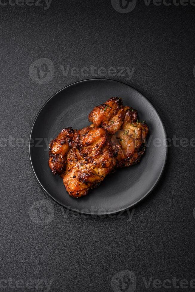 délicieux cuit poulet Viande avec sel, épices et herbes photo