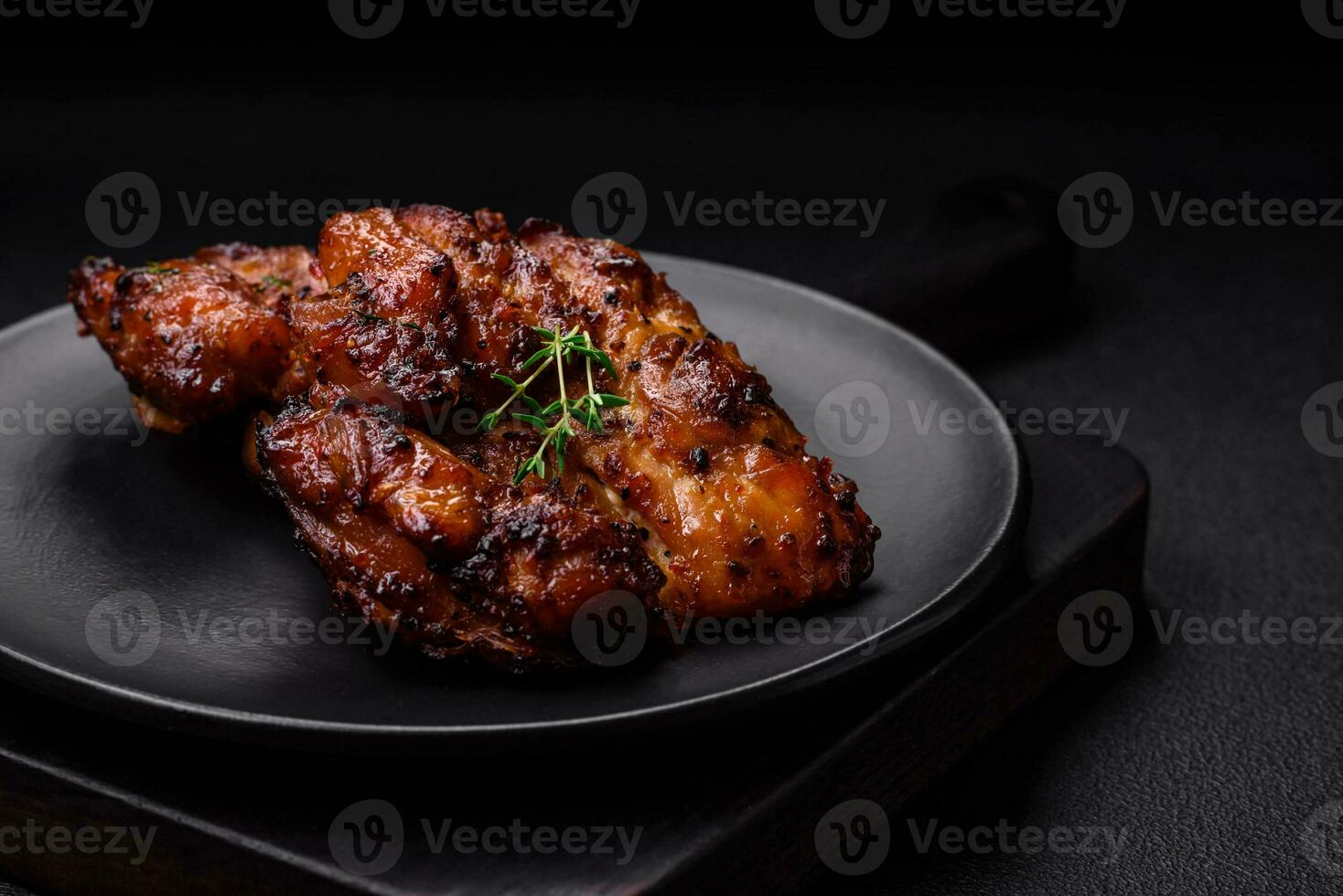 délicieux cuit poulet Viande avec sel, épices et herbes photo