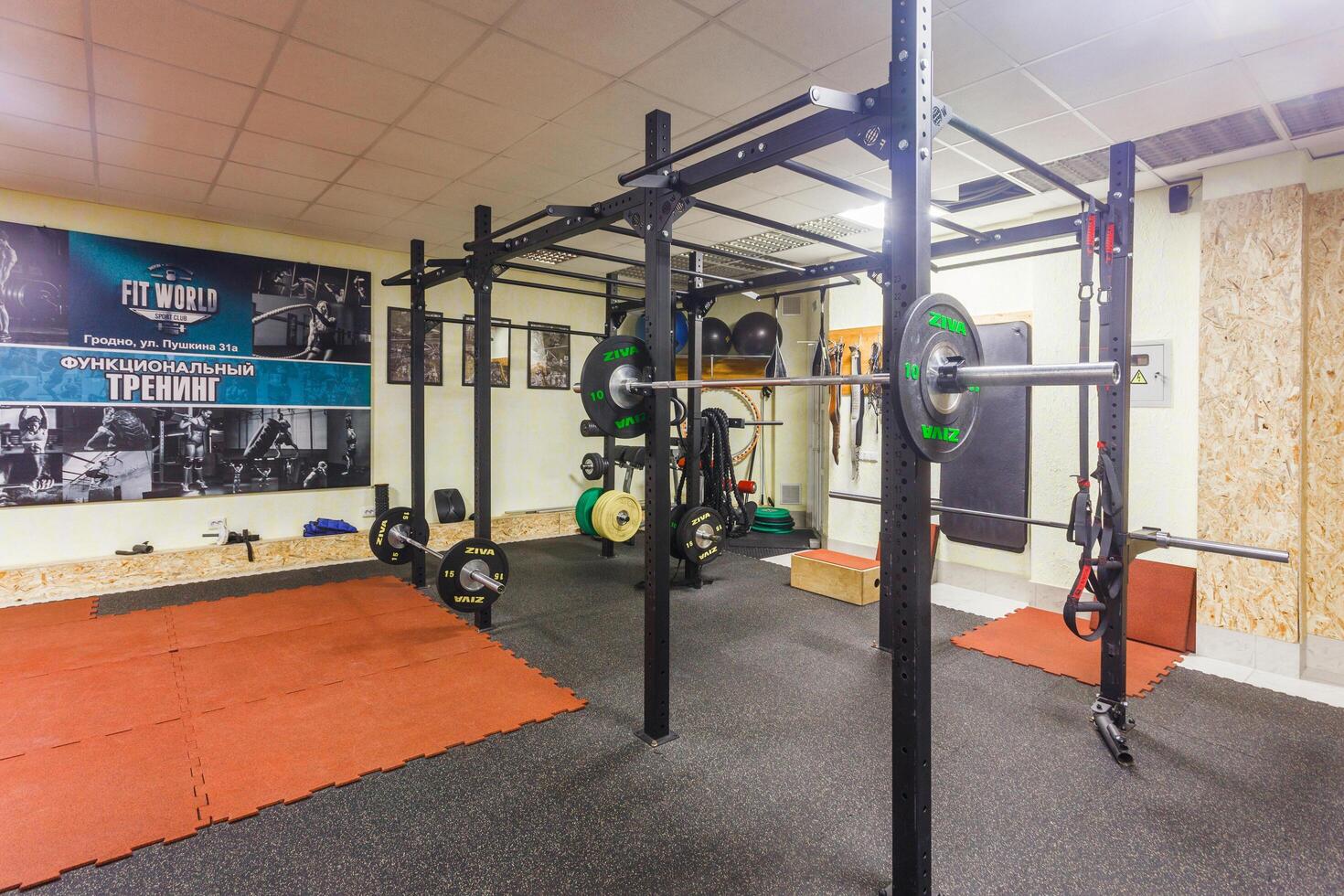 grodno, biélorussie - janvier 04, 2018 équipement pour crossfit faire des exercices dans le aptitude club monde en forme photo