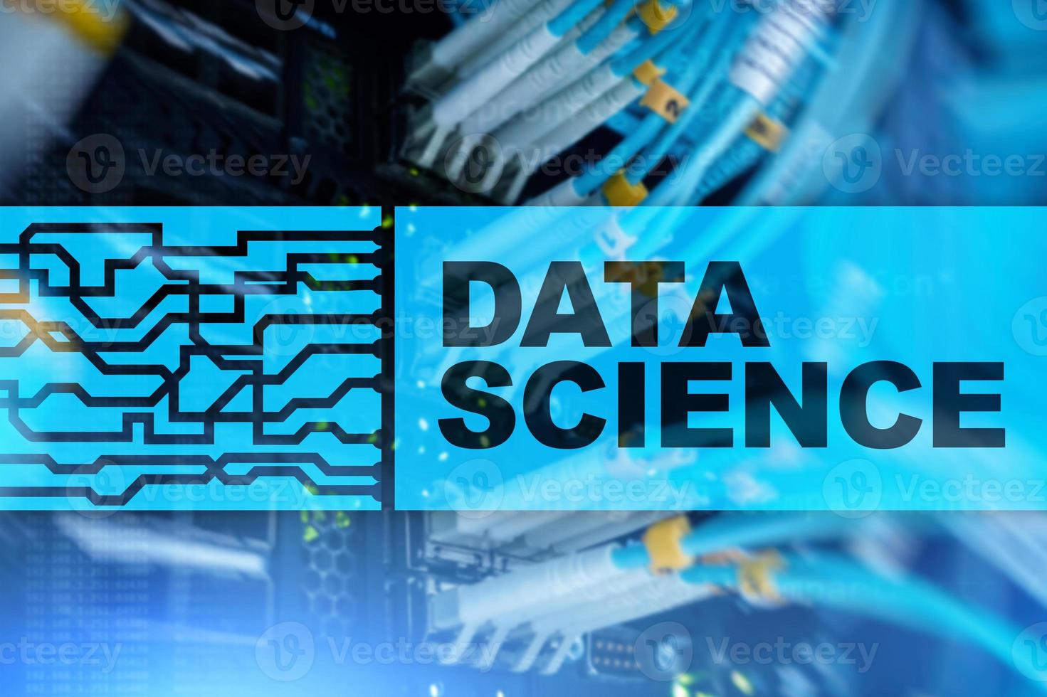 concept de science des données, d'affaires, d'Internet et de technologie sur fond de salle de serveur. photo