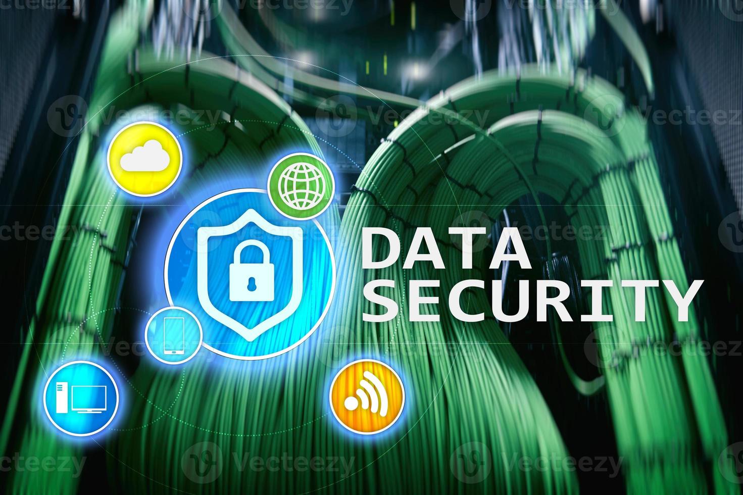sécurité des données, prévention de la cybercriminalité, protection des informations numériques. icônes de verrouillage et arrière-plan de la salle des serveurs. photo