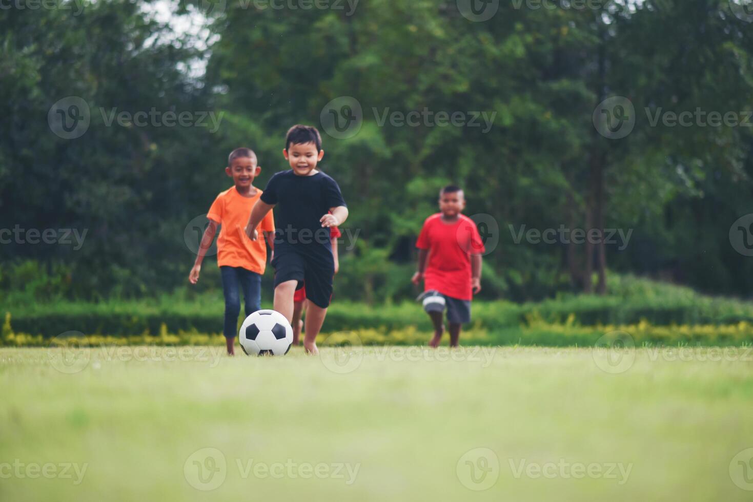 pieds d'un garçon portant des baskets blanches marchant sur un ballon de  football. 1363244 Photo de stock chez Vecteezy