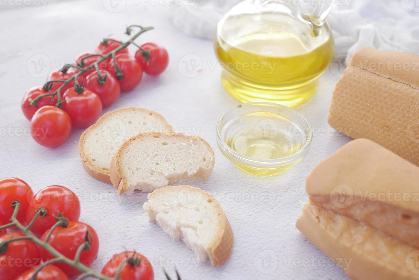 tranches de pain et huile d'olive sur table photo